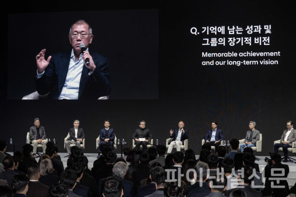 현대차그룹 2025년 신년회에서는 정의선 회장과 그룹 경영진들이 올해 경영환경과 그룹의 방향성에 대해 임직원들에게 직접 설명하는 'HMG 라운드 테이블'이 열렸다. HMG 라운드 테이블에서 질문에 답하고 있는 정의선 회장 (사진=현대차그룹)