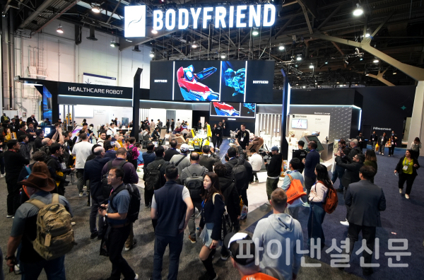 CES2025 바디프랜드 AI헬스케어로봇 '733' 시연 행사에 몰려든 참관객들 (사진=바디프랜드)