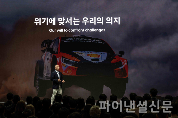 현대차그룹 2025년 신년회에서 그룹 임직원들에게 새해메시지를 전하고 있는 정의선 회장 (사진=현대차그룹)