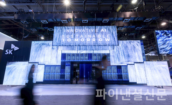 CES 2025에서 SK전시관 입구에 설치된 ‘혁신의 문(Innovation Gate)’ 전경 (사진=SKT)