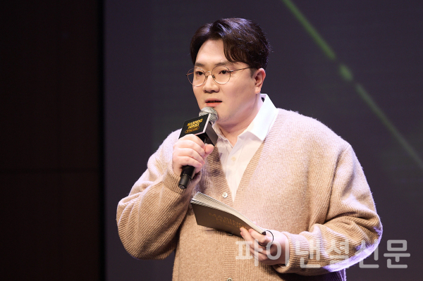 '마비노기 영웅전' 한용섭 디렉터가 올해 업데이트 주요 내용을 소개하고 있다. (사진=넥슨)