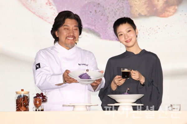 15일 오전 서울 여의도 페어몬트 앰배서더 서울에서 진행된 네스프레소 2025 신규 캠페인 론칭 미디어 행사에서 (왼쪽부터) 특별게스트 셰프 에드워드 리와 브랜드 앰배서더 김고은 배우가 '네스프레소 레이어 케이크'와 커피를 들고 포즈를 취하고 있다. (사진=황병우 기자)