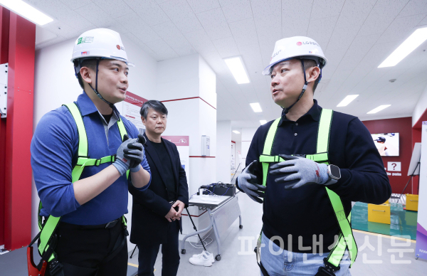 LG유플러스 홈범식 사장(맨 오른쪽)이 안전 체험관에서 안전 보호장구를 직접 착용하면서 교육 프로그램에 대한 설명을 듣고 있는 모습 (사진=LG유플러스)