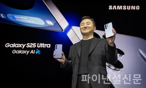 지난 1월 22일(현지시간) 미국 새너제이에 위치한 SAP센터에서 개최된 ‘갤럭시 언팩 2025(Galaxy Unpacked 2025)’ 행사에서 삼성전자 MX사업부장 노태문 사장이 ‘갤럭시 S25 시리즈’를 공개하고 있다. (사진=삼성전자)