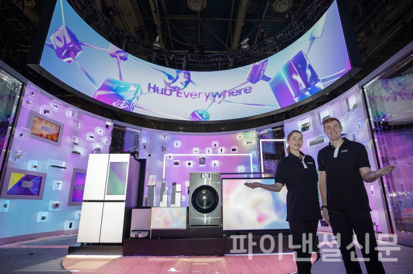 CES 2025가 열리는 미국 라스베이거스 컨벤션 센터에 위치한 삼성전자 전시관에서 삼성전자 모델이 스마트싱스 하이라이트존을 소개하고 있다. (사진=삼성전자)