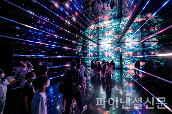 관람객들이 ‘르 스페이스 인스파이어’의 미디어 전시를 감상하고 있다. (사진=인스파이어)