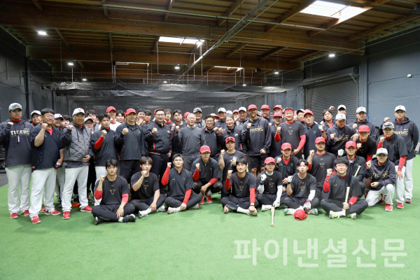 현대차그룹 정의선 회장과 KIA 타이거즈 선수단이 기념 촬영을 하는 모습 (사진=현대차그룹)
