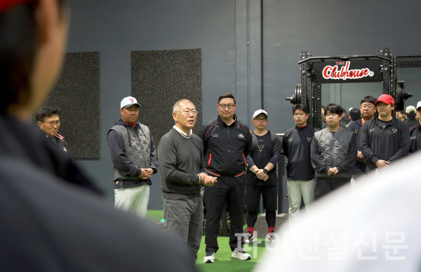 현대차그룹 정의선 회장이 현지시간 16일 미국 캘리포니아 어바인 인근에 위치한 KIA 타이거즈 스프링캠프를 찾아 훈련 중인 선수들과 코칭 스태프를 격려했다. KIA 타이거즈 선수들과 코칭 스태프를 격려하고 있는 현대차그룹 정의선 회장. 사진 왼쪽부터 윤승규 기아북미권역본부장, KIA 타이거즈 이범호 감독, 현대차그룹 정의선 회장, KIA 타이거즈 심재학 단장 (사진=현대차그룹)