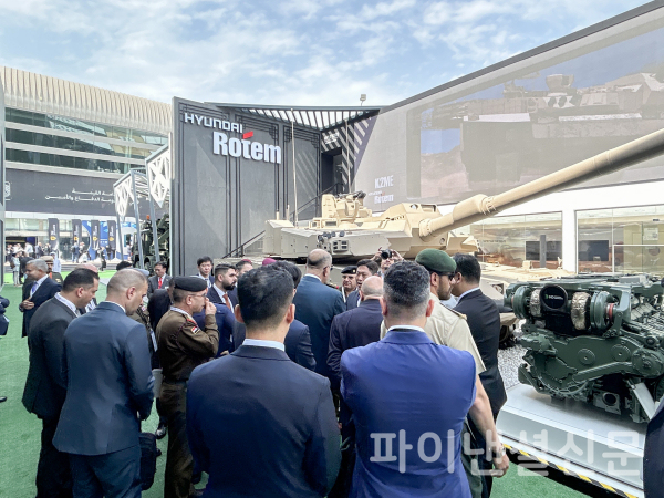 17일(현지시간) 아랍에미리트 아부다비에서 개막한 IDEX 2025에서 관람객들이 현대로템 전시관을 둘러보고 있다. (사진=현대로템)