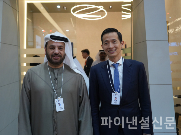 김동관 한화그룹 부회장(오른쪽)이 17일 아랍에미리트(UAE)에서 열린 방위산업 전시회 IDEX 2025에서 EDGE 그룹 CEO '파이살 알 반나이(Faisal Al Bannai,왼쪽)'와 업무 미팅을 진행했다. (사진=한화에어로스페이스)