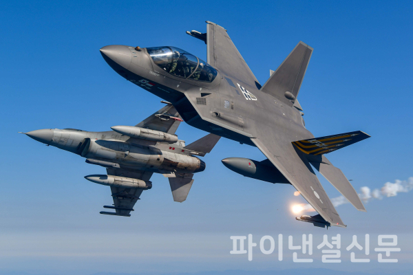 이영수 공군참모총장은 19일 오전, 사천기지에서 KF-21을 탑승해 첫 시험비행을 함께 하고, 공군 시험평가단과 한국항공우주산업(이하 KAI) 관계자들을 격려했다. 사진은 KF-21과 KF-16이 함께 시험비행에 임하고 있는 모습. (사진=공군)