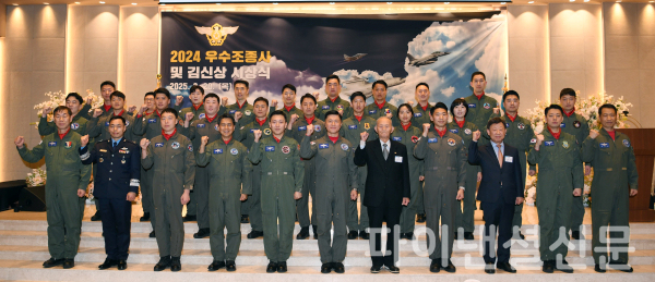 공군은 20일 서울 공군호텔에서 이영수 공군참모총장 주관으로 '2024년 공군 최우수 조종사 시상식'을 개최했다. 사진은 행사에 참석한 주요 관계자들과 수상자들. (사진=공군)