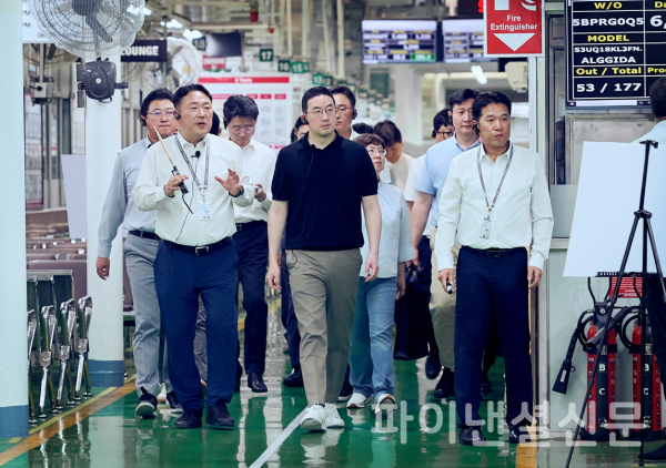 구광모 LG 회장(앞줄 가운데)이 인도 뉴델리에 위치한 LG전자 노이다 생산공장에서 생산라인을 살펴보고 있다. /사진=LG