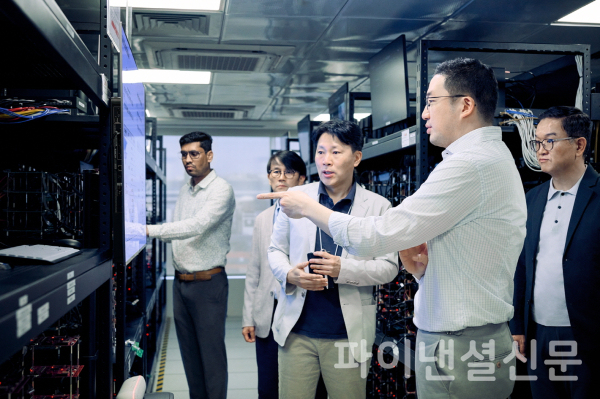 구광모 LG 회장(왼쪽에서 네번째)이 인도 벵갈루루 SW연구소에서 연구원들과 이야기를 나누고 있다. /사진=LG
