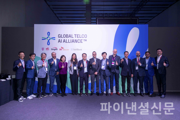 스페인 바르셀로나 현지 시간 3일, 유영상 SKT CEO(왼쪽에서 7번째)는 MWC25에서 열린 ‘글로벌 텔코 AI 라운드테이블’에서 토론 패널로 참석한 글로벌 텔코 AI 얼라이언스 멤버사 주요 임원들과 기념 사진을 찍고 있다. (사진=SKT)