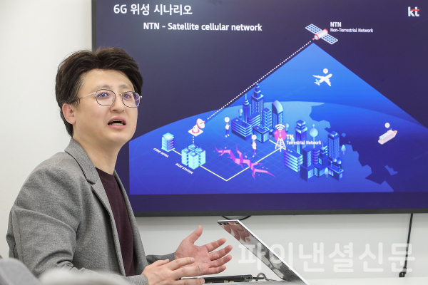 KT 액세스망연구담당 이원열 상무가 MWC25 현장에서 KT의 미래 네트워크를 설명하는 모습 (사진=KT)