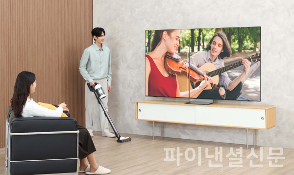 삼성전자 모델이 2025년형 AI TV 신제품 'Neo QLED 8K(85QNF990)'를 시청하고 있다. (사진=삼성전자)