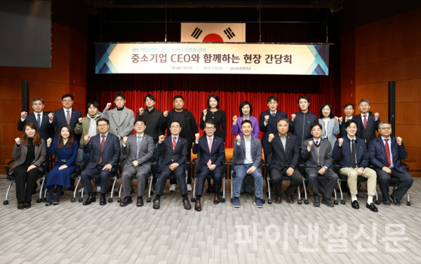 김성태 IBK기업은행장(사진 앞줄 왼쪽에서 여섯 번째)이 12일 경기도 성남시 성남상공회의소에서 열린 '중소기업 CEO 현장 간담회'에 참석해 중소기업 대표들과 기념 촬영을 하고 있다. (사진=IBK기업은행)
