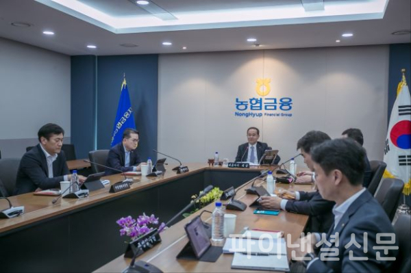 이찬우 NH농협금융지주 회장이 지난 13일 서울시 중구 소재 본사에서 ‘2025년 제1차 농협금융지주 내부통제협의회’를 주재하고 있다. (사진=NH농협금융지주)