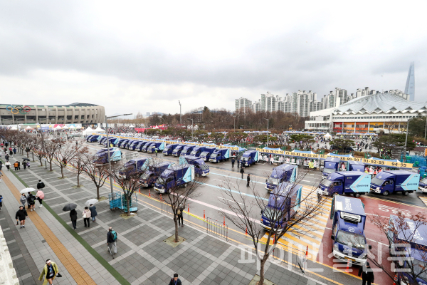 2025 서울마라톤 결승점인 잠실에 도착한 한진의 택배차량들. (사진=한진)