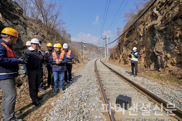 한문희 코레일 사장(사진 왼쪽에서 두번째)이 지난 19일 태백선 쌍룡역 인근에서 봄철 해빙기에 대비해 낙석 우려개소를 점검하고 있다. (사진=코레일)