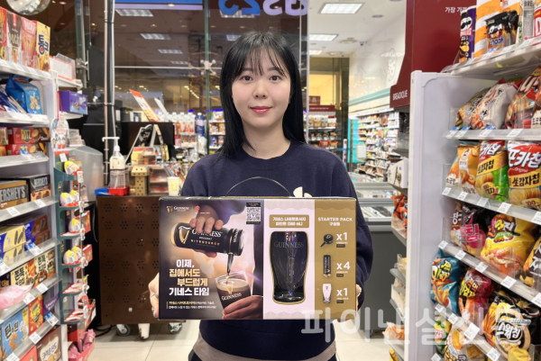 GS25는 차별화 상품으로 ‘기네스 나이트로서지 스타터팩(디바이스 1개, 전용 맥주 4캔, 파인트 잔 1개로 구성)’을 24일부터 판매한다. (사진=GS25)