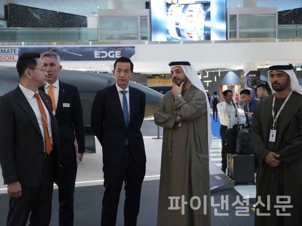 김동관 한화그룹 부회장(왼쪽 세번째)이 17일 아랍에미리트(UAE)에서 열린 방위산업 전시회 IDEX 2025에서 EDGE 그룹 CEO '파이살 알 반나이(Faisal Al Bannai, 왼쪽 네번째)'와 업무 미팅을 진행했다. (사진=한화에어로스페이스)