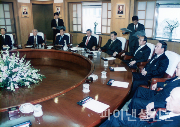 1998년 1월 전경련 회장단 회의에서 최종현 SK 선대회장(좌석 왼쪽 4번째)이 발표를 경청하고 있다. 그는 그해 8월 별세했다. /사진=SK
