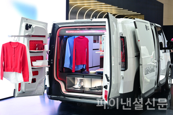 LG전자가 3일 '서울모빌리티쇼'에서 기아와 손잡고 모빌리티 공간 솔루션의 새 패러다임을 제시한다. 이번에 전시되는 모빌리티 '슈필라움'은 기아 PV5 차량에 LG전자의 다양한 가전제품과 이를 음성으로 제어하는 AI 허브 'LG 씽큐 온'을 접목해 다양한 라이프스타일에 최적화한 모빌리티 경험을 제공한다. (사진=LG전자)