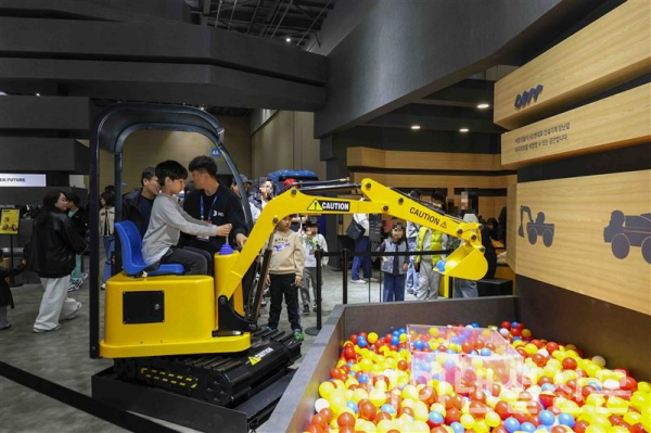 2025서울모빌리티쇼, HD현대 굴착기 체험 모습 (사진=서울모빌리티쇼 조직위)