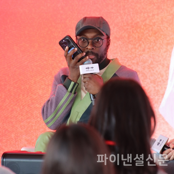 지난 7일 오후 서울 영등포구 그라운드220에서 열린 LG 엑스붐 브랜드 데이에서 세계적인 뮤지션 윌아이엠(will.i.am)이 'LG 엑스붐' 신제품의 AI 기능을 직접 시연하고 있다. (사진=황병우 기자)
