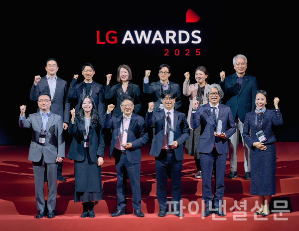 9일 경기도 이천 LG인화원에서 열린 LG 어워즈에서 구광모 (주)LG 대표(뒷줄 왼쪽 첫번째)가 고객 대표, 수상자들과 기념 촬영을 하고 있다. /사진=LG