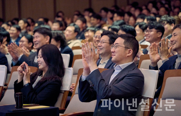 9일 경기도 이천 LG인화원에서 열린 LG 어워즈에서 구광모 LG 회장이 수상팀을 축하하며 격려하고 있다. /사진=LG