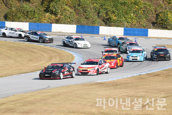 지난해 11월 2024 오네 슈퍼레이스 챔피언십 GT 클래스 최종전 주행 모습. (사진=황병우 기자)
