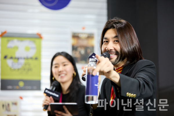 지난 6일 방송인 노홍철이 로터스자동차코리아의 서울모빌리티쇼 부스에 방문해 미니 토크 콘서트를 진행하고 있다. (사진=로터스코리아)