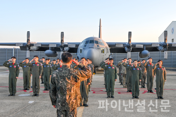공군은 15일 김해기지에서 '2025 데저트 플래그' 참가에 앞서 출정식을 거행했다. 사진은 훈련에 참가하는 공군 제5공중비행단 장병들이 강근신 단장(준장)에게 신고하고 있는 모습. (사진=공군)