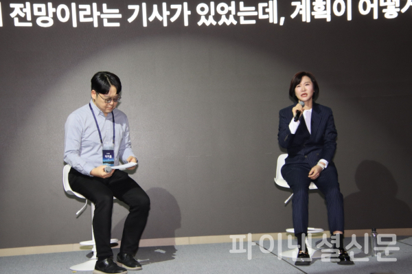 이은미 토스뱅크 대표이사(사진 오른쪽)가 16일 서울 여의도 페어몬트호텔 그랜드볼룸에서 열린 미디어데이 Q&A 섹션에서 기자들의 질문에 답변하고 있다. (사진=황병우 기자)