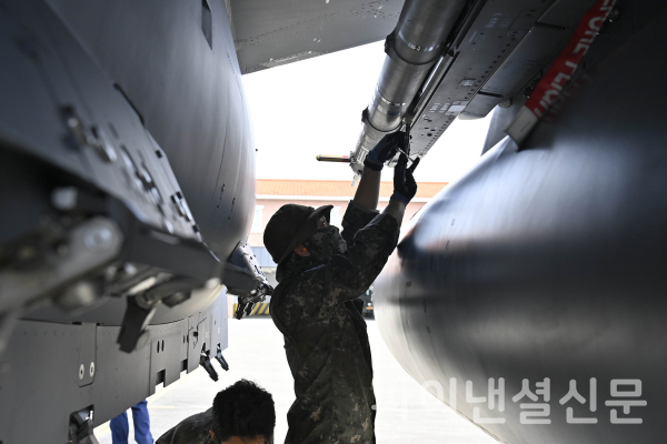 한미공군은 4월 17일부터 5월 2일까지 공군 광주기지에서 2주에 걸쳐 대규모 연합공중훈련 '프리덤 플래그(Freedom Flag)' 훈련을 실시한다. 사진은 광주기지로  전개해 온 F-15K 전투기를 점검하고 있는 한국 공군 정비요원 (사진=공군)