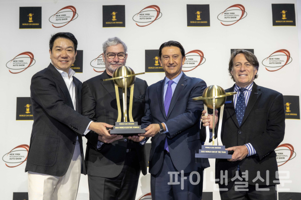 현대차그룹 관계자들이 시상식장에서 기념촬영 하는 모습. (왼쪽부터) 이상엽 현대제네시스글로벌디자인담당 부사장, 루크 동커볼케 현대차그룹 CDO(글로벌디자인본부장) 겸 CCO(최고크리에이티브책임자) 사장, 호세 무뇨스 현대차 대표이사 사장, 스티븐 센터 기아 미국법인 최고운영책임자(COO) (사진=현대차그룹)