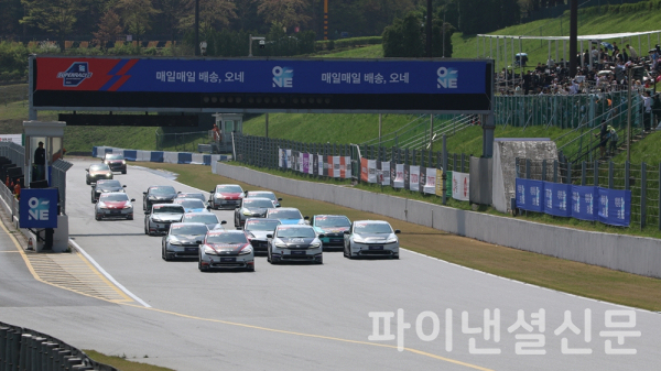 지난 20일 용인 에버랜드 스피드웨이에서 열린 2025 오네(O-NE) 슈퍼레이스 챔피언십 프리우스 PHEV 클래스 결승전에서 스타트라인을 출발하는 선수들 (사진=황병우 기자)