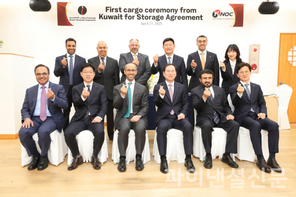 쿠웨이트 국제공동비축 원유 입고 기념행사에서 관계자들이 기념촬영을 하고있다. (사진 첫줄 오른쪽 세번째 김동섭 한국석유공사 사장, 첫줄 왼쪽 세번째 KPC CEO 셰이크 나와프 사우드 알 사바) /사진=석유공사