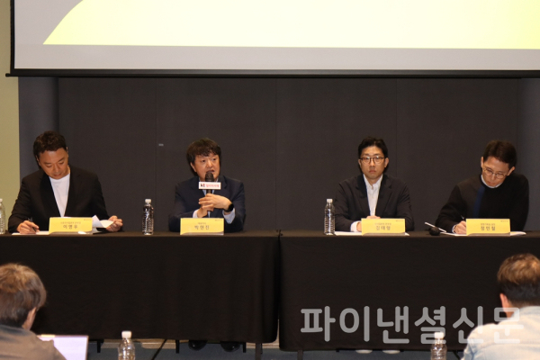 kt 밀리의서재 2025년 사업 로드맵 기자간담회에서 (왼쪽부터) 스토리사업본부 이명우 본부장, 박현진 대표이사, 신사업본부 김태형 본부장, 경영기획실 정민철 실장 등이 기자들의 질의에 답변하고 있다. (사진=황병우 기자)