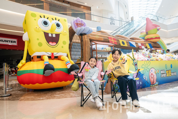 어린이 모델들이 스타필드 하남에서 진행 중인 ‘제5회 벌룬 페스티벌’ 집게리아에서 사진 촬영을 하고 있다. (사진=스타필드)