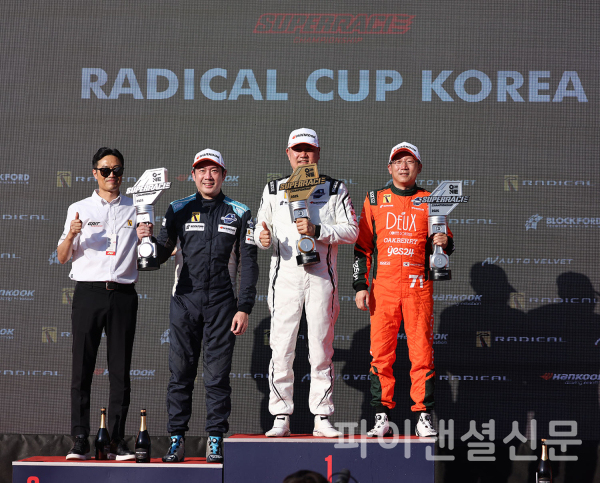 레이스2 시상식에서 SR10 클래스 (왼쪽부터) 래디컬 코리아 이창우 대표, 핸리, 엄재웅, 김상호 선수가 포디움에서 기념사진을 촬영하는 모습. (사진=레디컬 코리아)