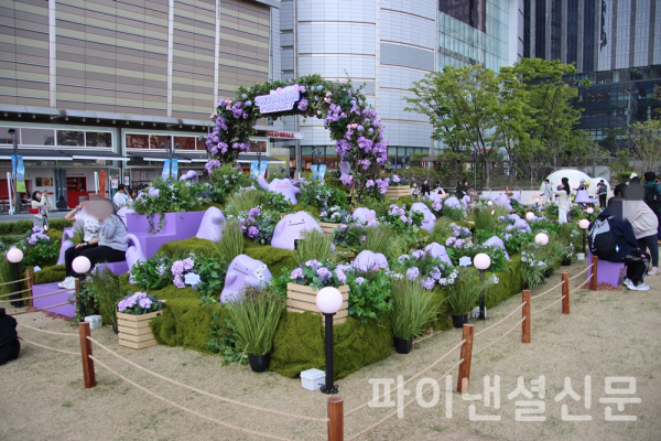 '메타몽'이 대량으로 증식했다는 컨셉의 포토존에서 관람객들이 사진을 촬영하는 모습. (사진=황병우 기자)