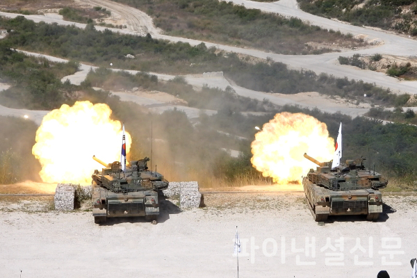 20일 경기도 포천 승진과학화훈련장에서 열린 기동화력 시범에서 K2 전차가 전차포를 발사하고 있다. (사진=황병우 기자)