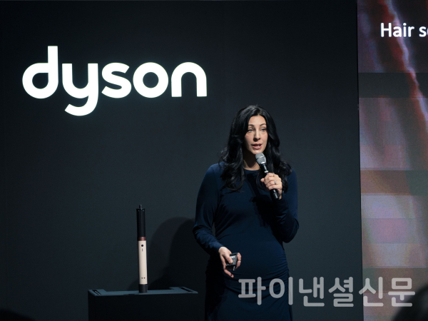 캐슬린 피어스(Kathleen Pierce) 다이슨 뷰티 부문 총괄이 28일 XYZ SEOUL에서 열린 신제품 출시 행사에서 인사말을 전하고 있다. (사진=다이슨)