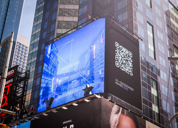 현지시간 28일부터 김아영 작가의 '딜리버리 댄서' 시리즈를 담은 LG 구겐하임 어워드 수상 축하 영상이 미국 뉴욕 타임스 스퀘어 LG 전광판에 상영됐다. /사진=LG