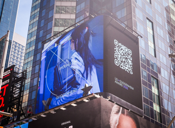 김아영 작가의 '딜리버리 댄서' 시리즈를 담은 LG 구겐하임 어워드 수상 축하 영상이 미국 뉴욕 타임스 스퀘어 LG 전광판에 상영됐다. /사진=LG