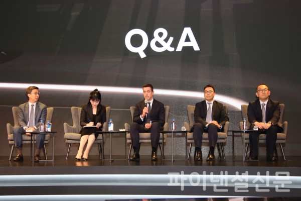 30일 포시즌스 호텔 서울에서 열린 기자간담회 중 Q&A 시간에 로빈 콜건 JLR 코리아 대표(가운데)를 비롯한 JLR 코리아 임원들이 기자들의 질의에 답변하고 있다. (사진=황병우 기자)